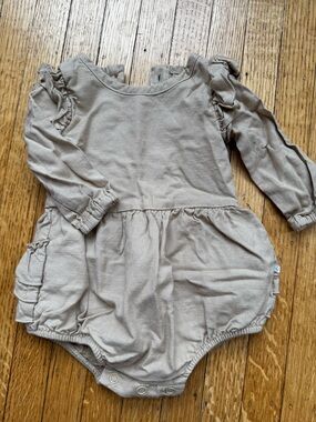 Caden Lane Taupe Ruffle Long-Sleeve Bubble Romper Newborn